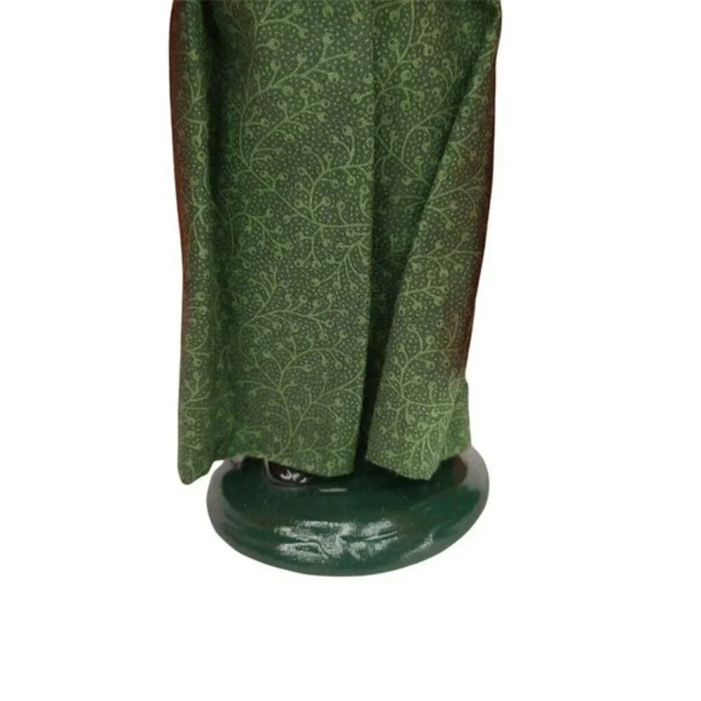 Byers‎ Choice Carolers Ltd Williamsburg 2001 Christmas Lady Apples Red Cape READ
